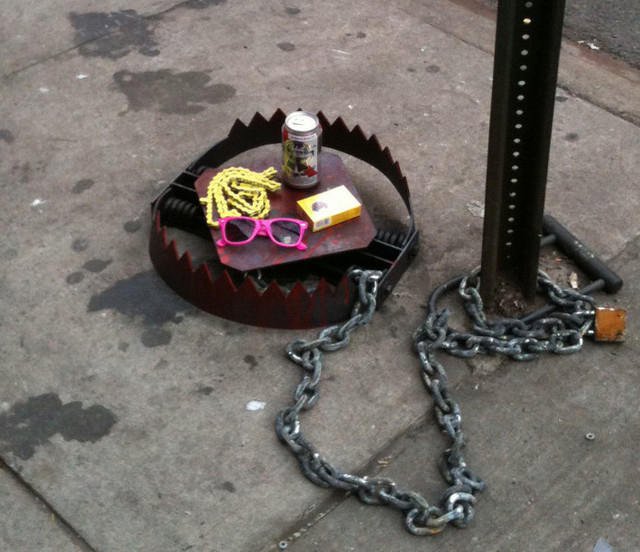 street_art_mars_30_hipster_trap
